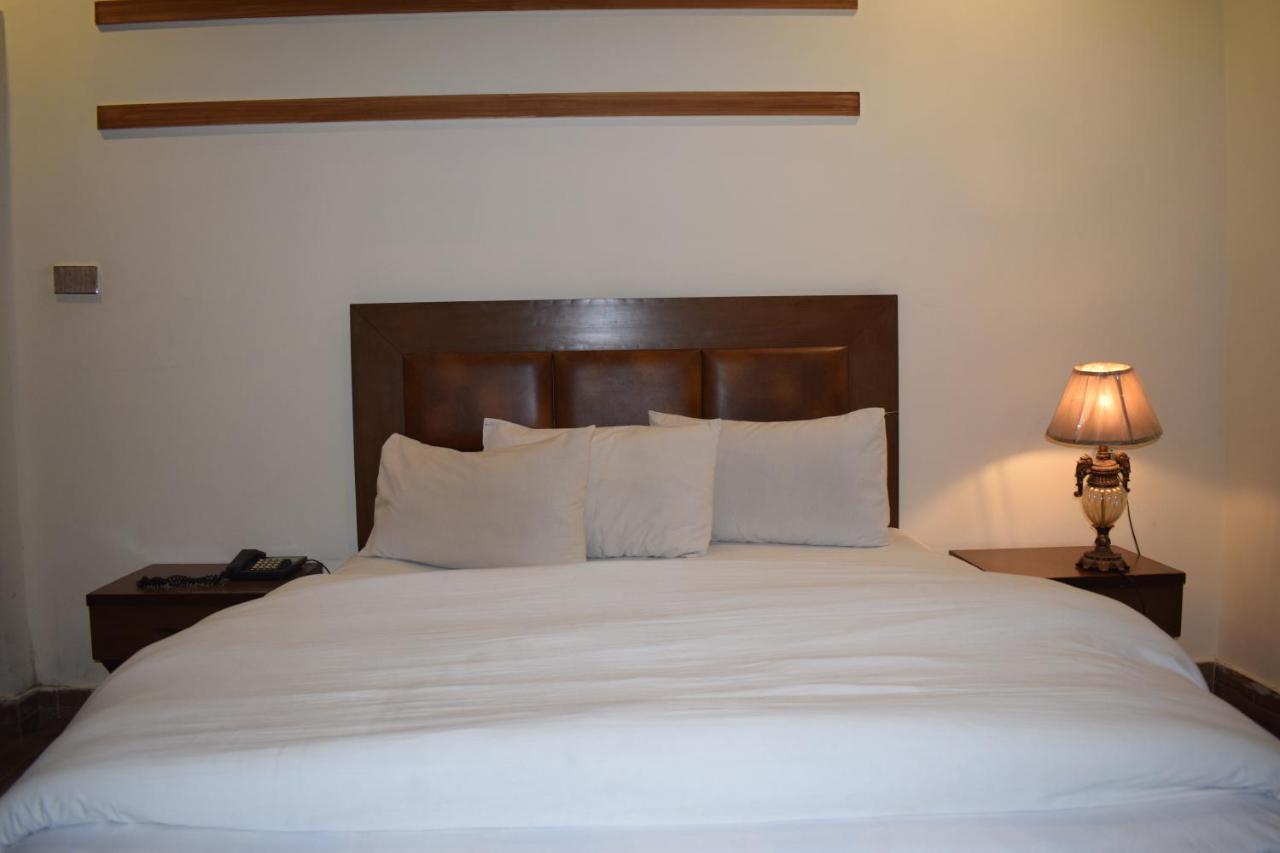 Hotel Pak Continental Multan Exteriér fotografie