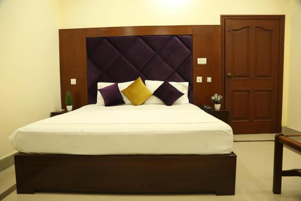 Hotel Pak Continental Multan Exteriér fotografie